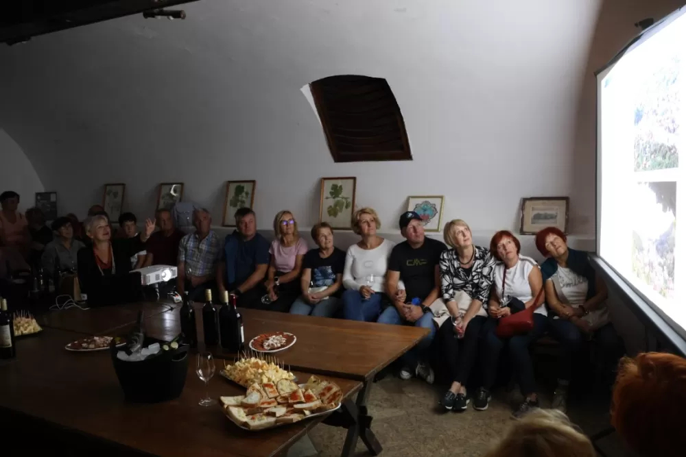 Slovenski planinari kušali vina požeških vinara