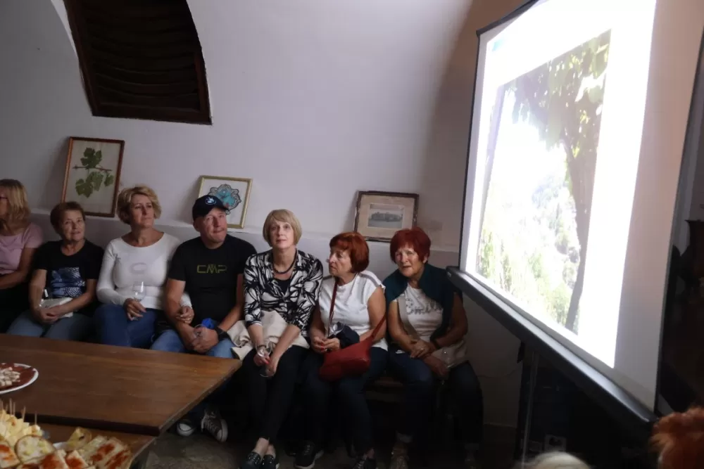 Slovenski planinari kušali vina požeških vinara