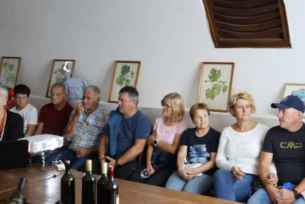 Slovenski planinari kušali vina požeških vinara