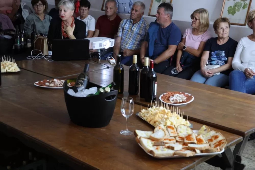 Slovenski planinari kušali vina požeških vinara