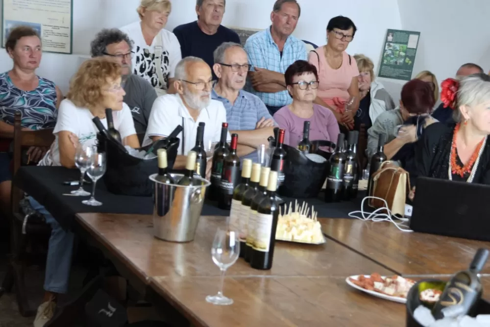 Slovenski planinari kušali vina požeških vinara