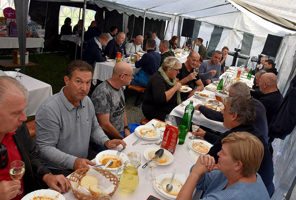 ODRŽANO TRADICIONALNO MARTINJE KOD OBITELJI TANDARA U KUTJEVU: Ovogodišnji kum Ivica Kovačević, poduzetnik iz Usore