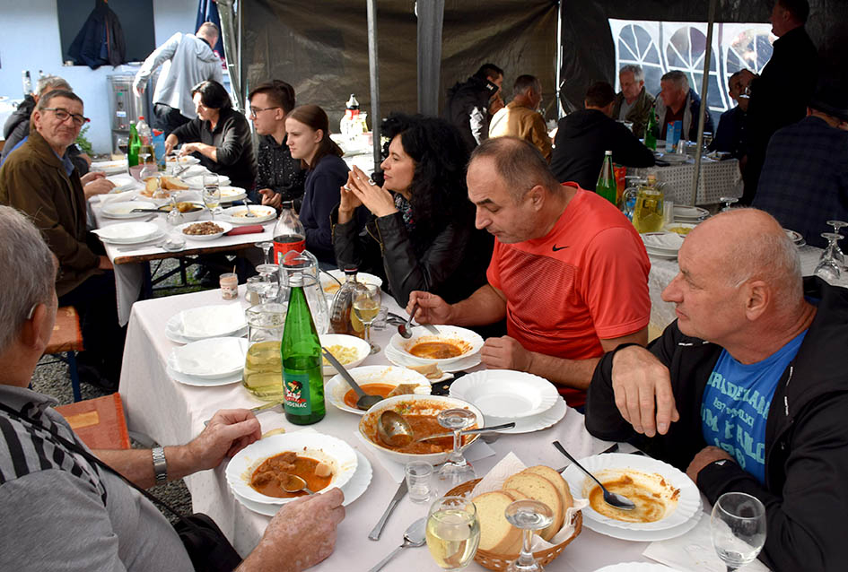 ODRŽANO TRADICIONALNO MARTINJE KOD OBITELJI TANDARA U KUTJEVU: Ovogodišnji kum Ivica Kovačević, poduzetnik iz Usore
