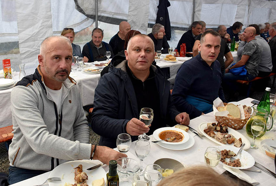 ODRŽANO TRADICIONALNO MARTINJE KOD OBITELJI TANDARA U KUTJEVU: Ovogodišnji kum Ivica Kovačević, poduzetnik iz Usore