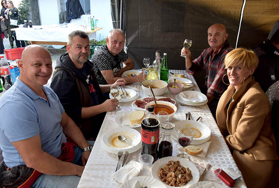 ODRŽANO TRADICIONALNO MARTINJE KOD OBITELJI TANDARA U KUTJEVU: Ovogodišnji kum Ivica Kovačević, poduzetnik iz Usore