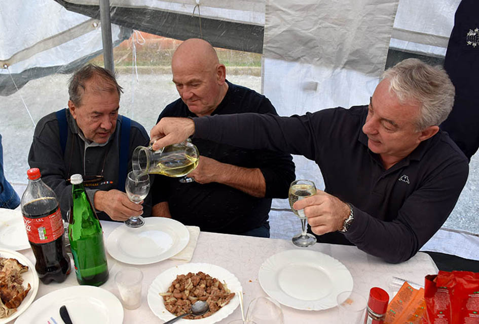 ODRŽANO TRADICIONALNO MARTINJE KOD OBITELJI TANDARA U KUTJEVU: Ovogodišnji kum Ivica Kovačević, poduzetnik iz Usore