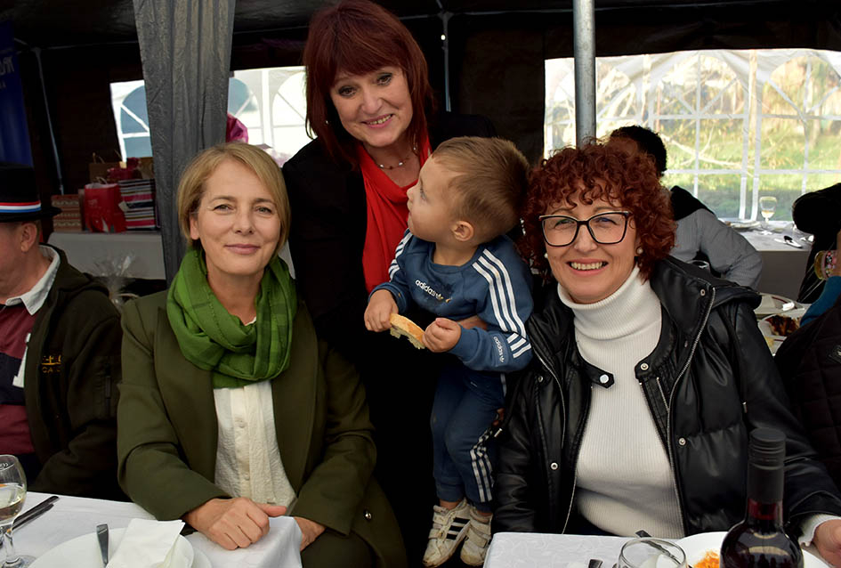 ODRŽANO TRADICIONALNO MARTINJE KOD OBITELJI TANDARA U KUTJEVU: Ovogodišnji kum Ivica Kovačević, poduzetnik iz Usore