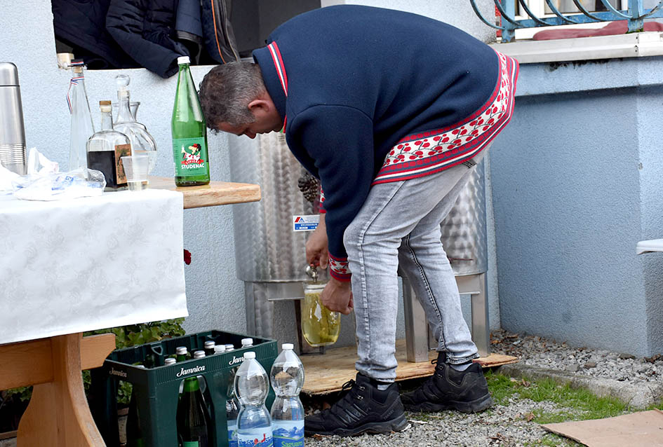 ODRŽANO TRADICIONALNO MARTINJE KOD OBITELJI TANDARA U KUTJEVU: Ovogodišnji kum Ivica Kovačević, poduzetnik iz Usore