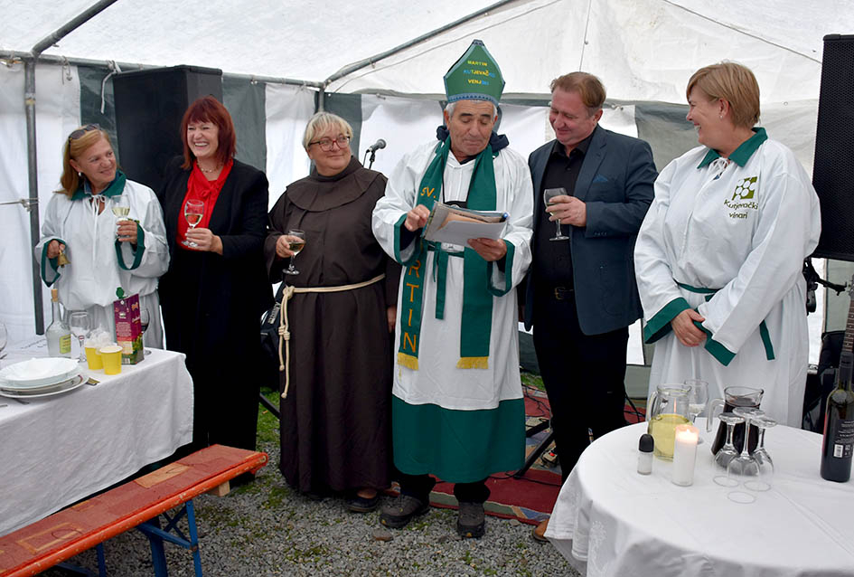ODRŽANO TRADICIONALNO MARTINJE KOD OBITELJI TANDARA U KUTJEVU: Ovogodišnji kum Ivica Kovačević, poduzetnik iz Usore