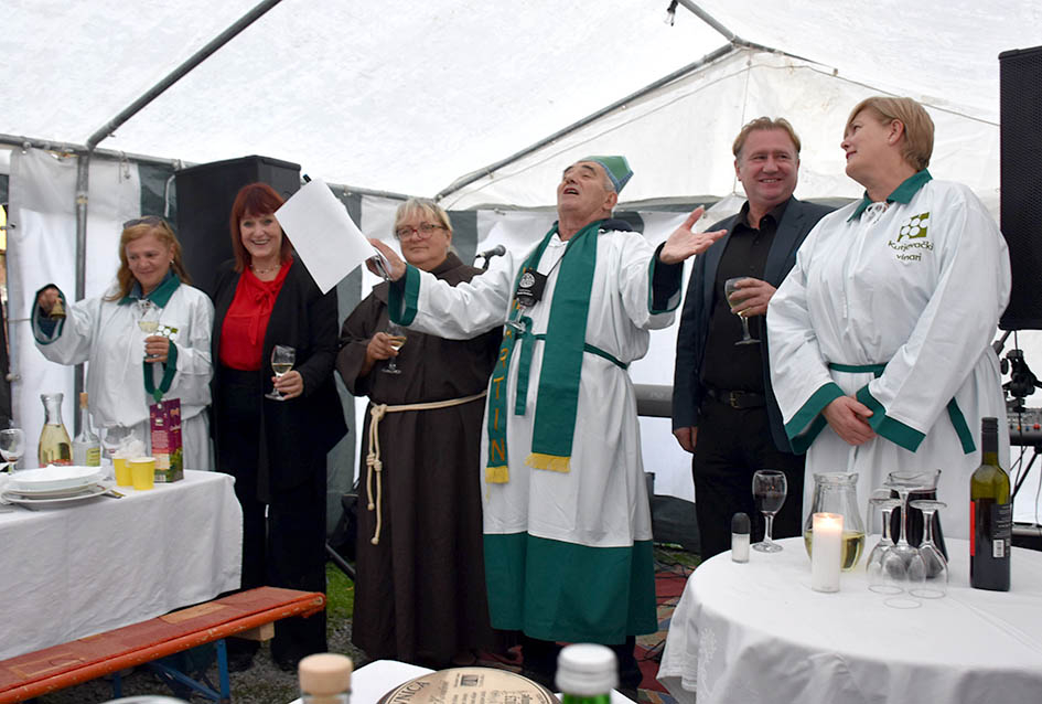 ODRŽANO TRADICIONALNO MARTINJE KOD OBITELJI TANDARA U KUTJEVU: Ovogodišnji kum Ivica Kovačević, poduzetnik iz Usore
