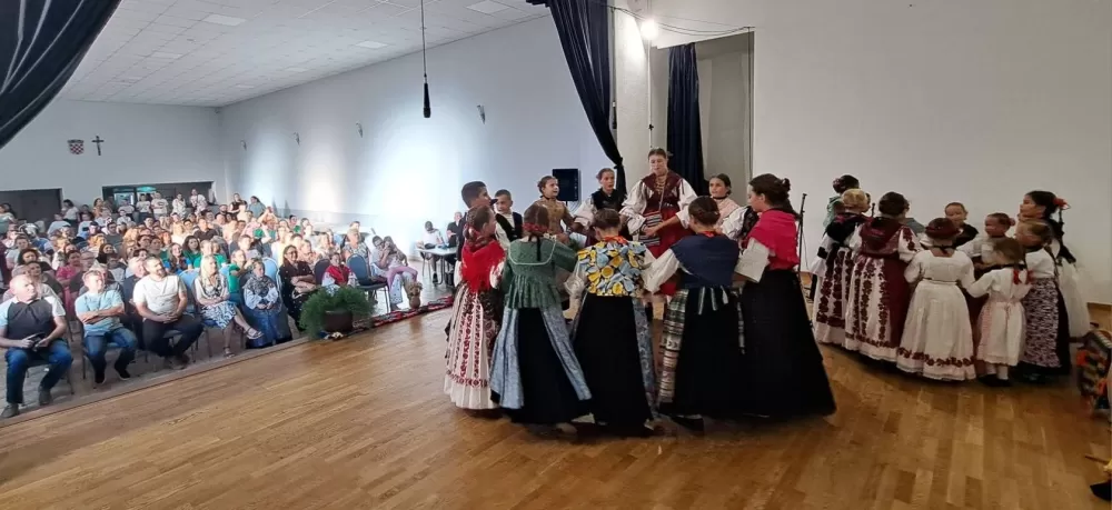 NAŠE SELO VESELO - Odjeknula poruka iz Sibinja: ʼroditelji, dajte šansu folkloru za svoju djecu...ʼ