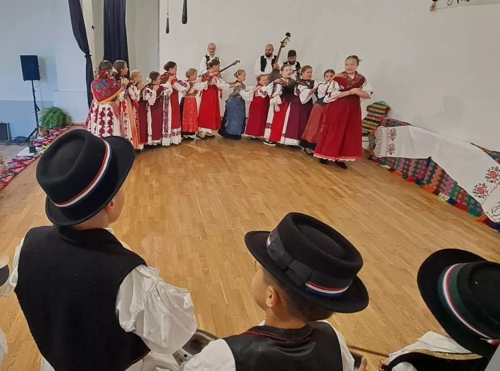 NAŠE SELO VESELO - Odjeknula poruka iz Sibinja: ʼroditelji, dajte šansu folkloru za svoju djecu...ʼ
