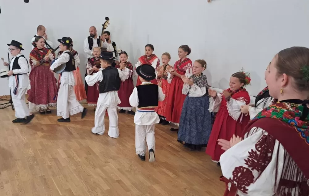 NAŠE SELO VESELO - Odjeknula poruka iz Sibinja: ʼroditelji, dajte šansu folkloru za svoju djecu...ʼ