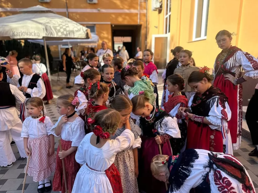 Od malih nogu uče biti čuvari tradicije: Održana 3.dječja smotra u Sibinju