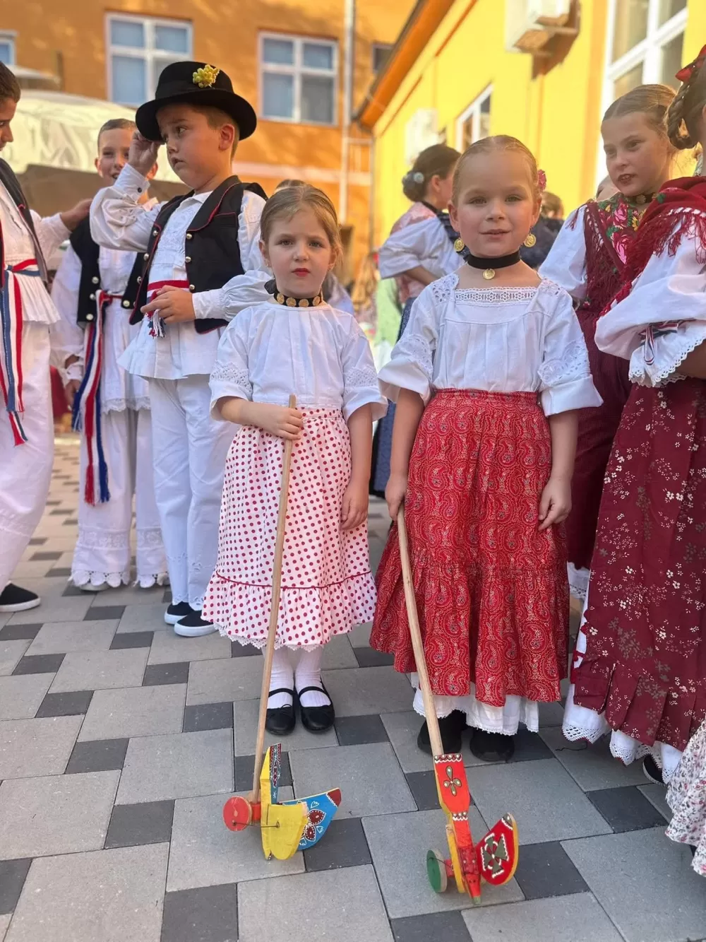Od malih nogu uče biti čuvari tradicije: Održana 3.dječja smotra u Sibinju