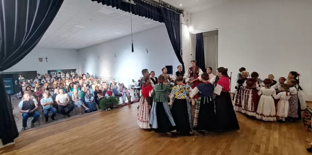Od malih nogu uče biti čuvari tradicije: Održana 3.dječja smotra u Sibinju