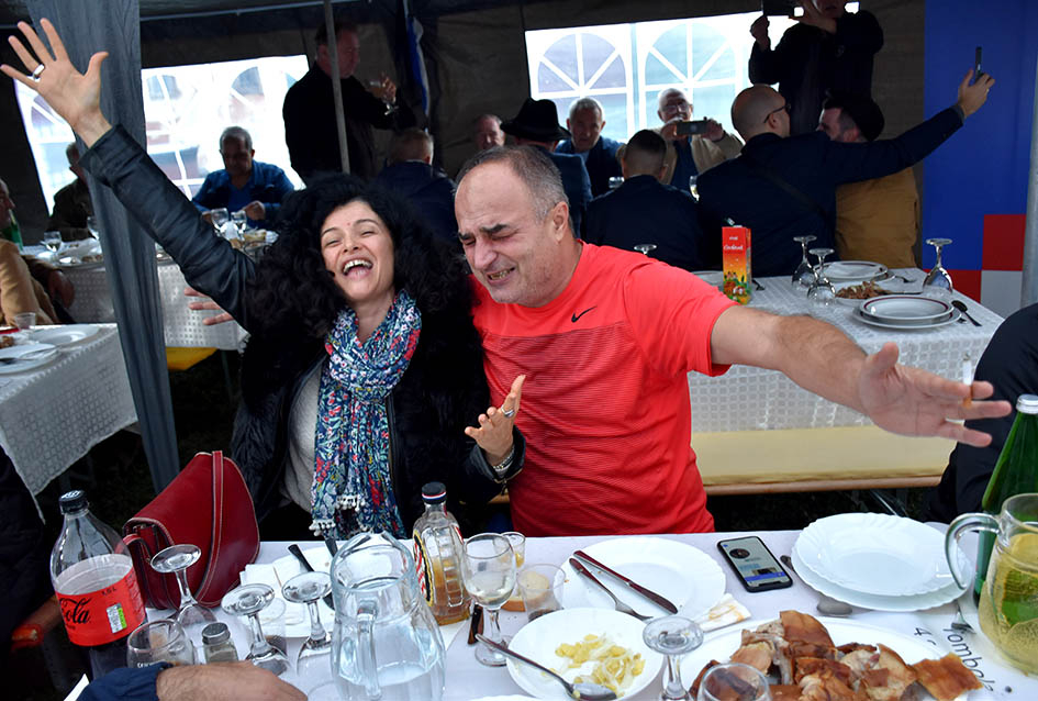 ODRŽANO TRADICIONALNO MARTINJE KOD OBITELJI TANDARA U KUTJEVU: Ovogodišnji kum Ivica Kovačević, poduzetnik iz Usore