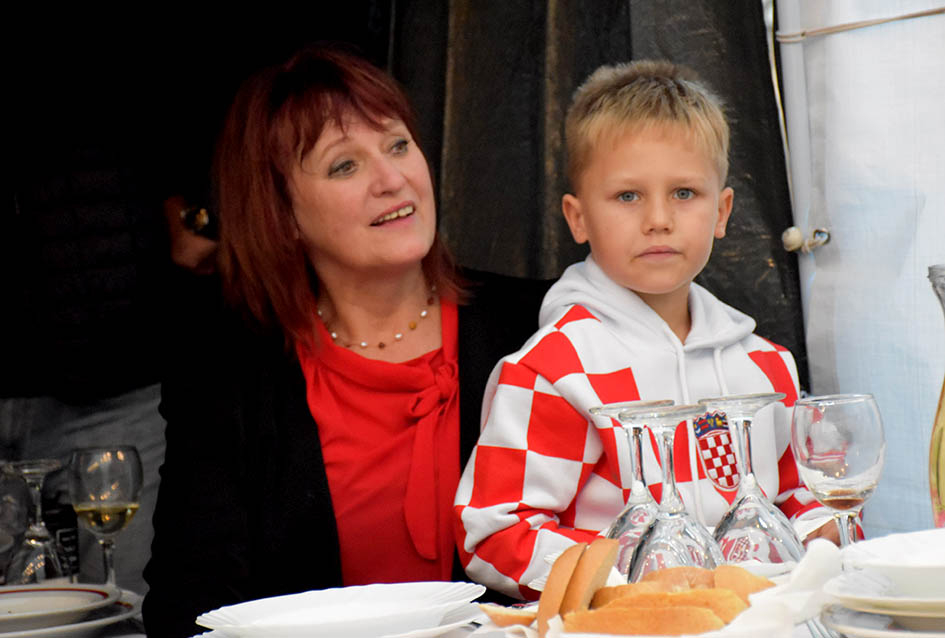 ODRŽANO TRADICIONALNO MARTINJE KOD OBITELJI TANDARA U KUTJEVU: Ovogodišnji kum Ivica Kovačević, poduzetnik iz Usore