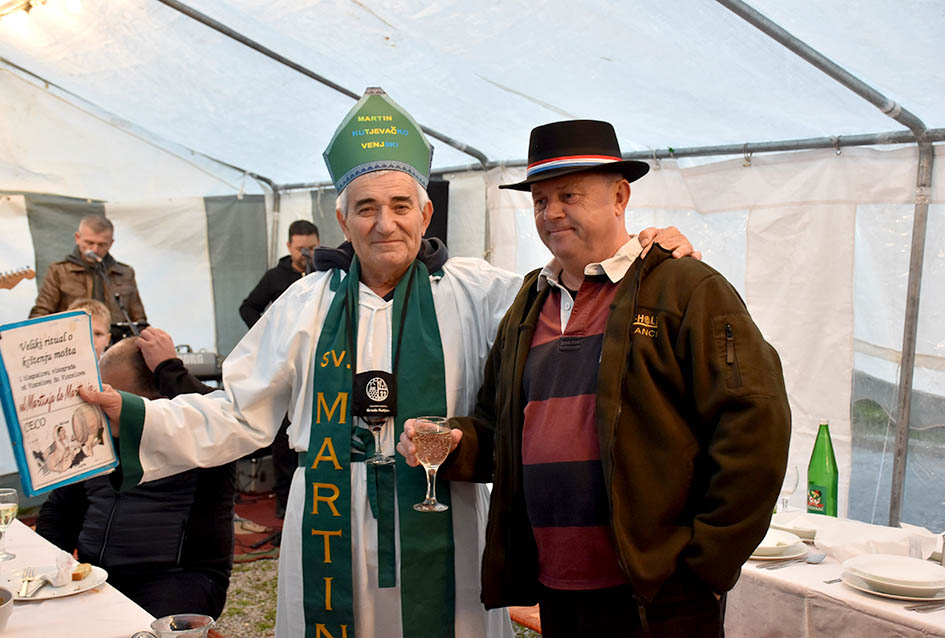 ODRŽANO TRADICIONALNO MARTINJE KOD OBITELJI TANDARA U KUTJEVU: Ovogodišnji kum Ivica Kovačević, poduzetnik iz Usore