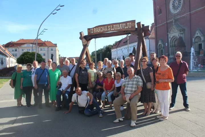 [FOTO] Pleternički umirovljenici prisustvovali  mimohodu na „Vinkovačkim jesenima“ te posjetili Đakovo-srce Slavonije 