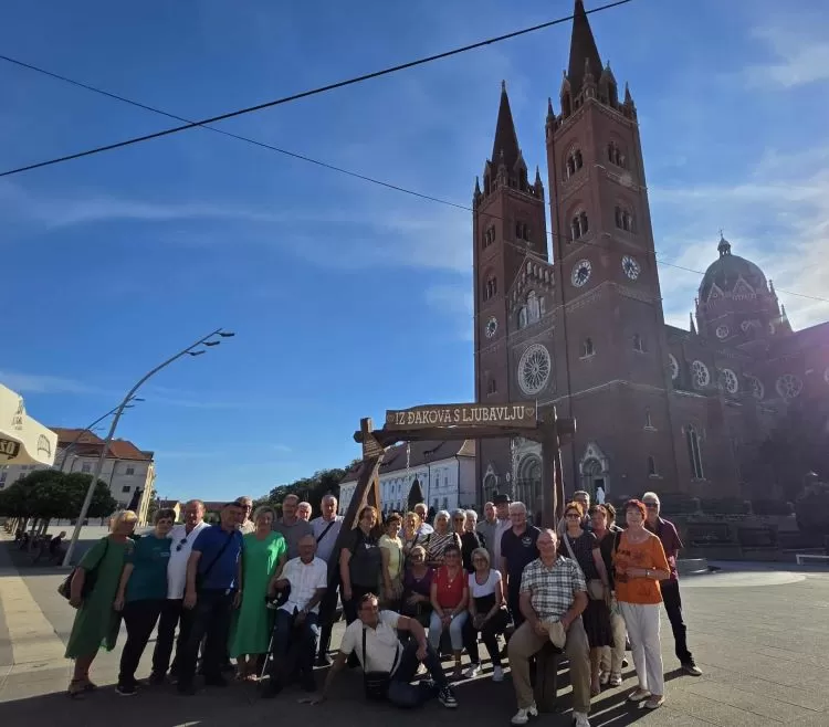 [FOTO] Pleternički umirovljenici prisustvovali  mimohodu na „Vinkovačkim jesenima“ te posjetili Đakovo-srce Slavonije 