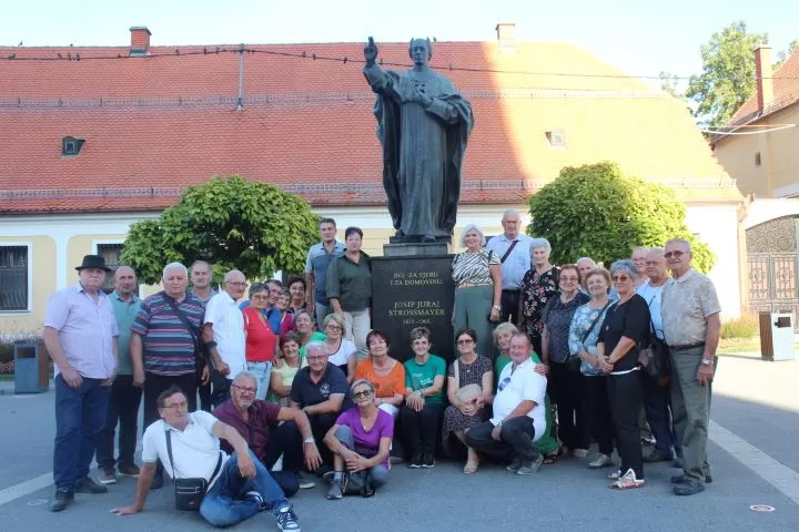 [FOTO] Pleternički umirovljenici prisustvovali  mimohodu na „Vinkovačkim jesenima“ te posjetili Đakovo-srce Slavonije 