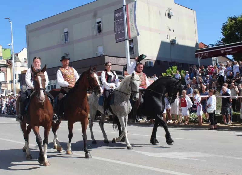 [FOTO] Pleternički umirovljenici prisustvovali  mimohodu na „Vinkovačkim jesenima“ te posjetili Đakovo-srce Slavonije 