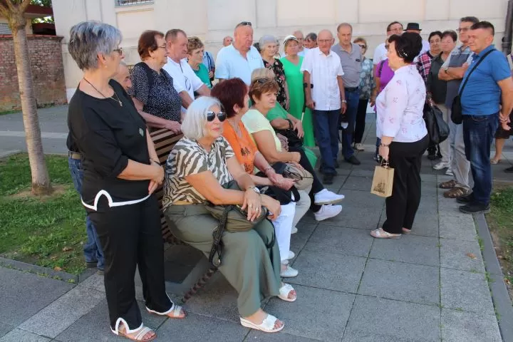 [FOTO] Pleternički umirovljenici prisustvovali  mimohodu na „Vinkovačkim jesenima“ te posjetili Đakovo-srce Slavonije 