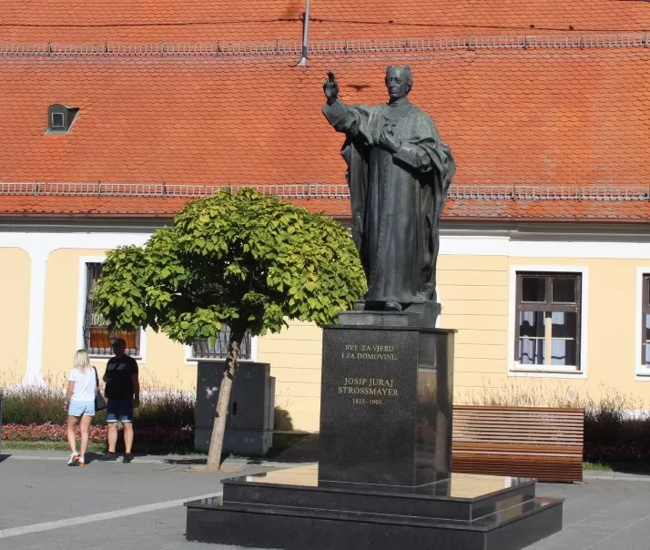 [FOTO] Pleternički umirovljenici prisustvovali  mimohodu na „Vinkovačkim jesenima“ te posjetili Đakovo-srce Slavonije 