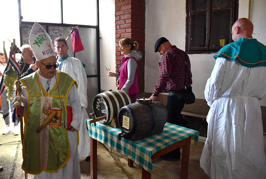Martinjski kumovi obitelji Krsnik iz Kutjeva Iva iz Boke Kotorske i Petar iz Bačke Palanke