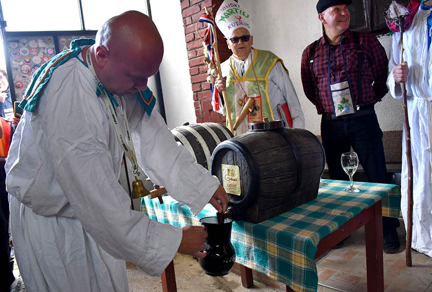 Martinjski kumovi obitelji Krsnik iz Kutjeva Iva iz Boke Kotorske i Petar iz Bačke Palanke