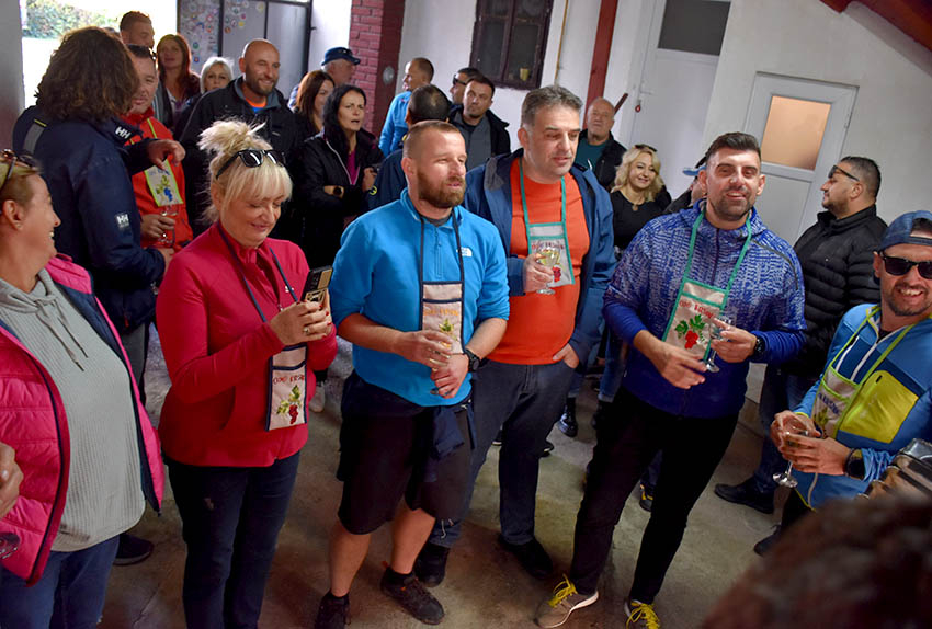 Martinjski kumovi obitelji Krsnik iz Kutjeva Iva iz Boke Kotorske i Petar iz Bačke Palanke