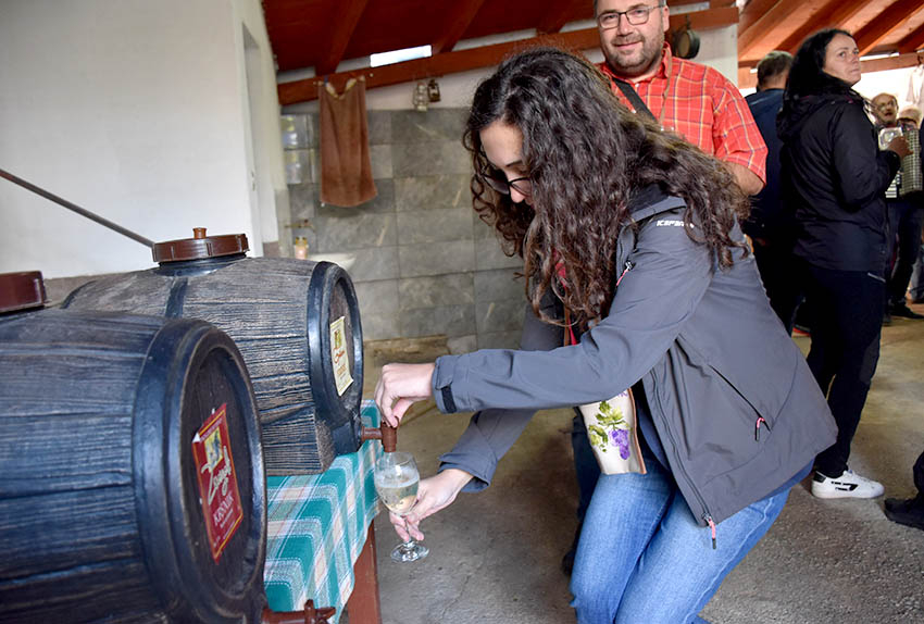 Martinjski kumovi obitelji Krsnik iz Kutjeva Iva iz Boke Kotorske i Petar iz Bačke Palanke