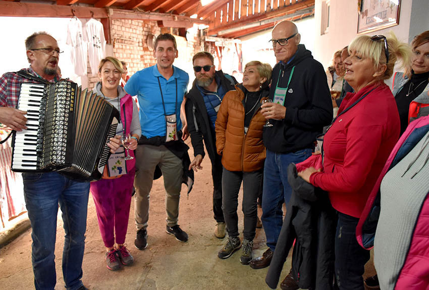 Martinjski kumovi obitelji Krsnik iz Kutjeva Iva iz Boke Kotorske i Petar iz Bačke Palanke