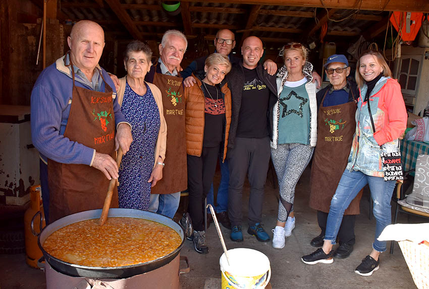 Martinjski kumovi obitelji Krsnik iz Kutjeva Iva iz Boke Kotorske i Petar iz Bačke Palanke