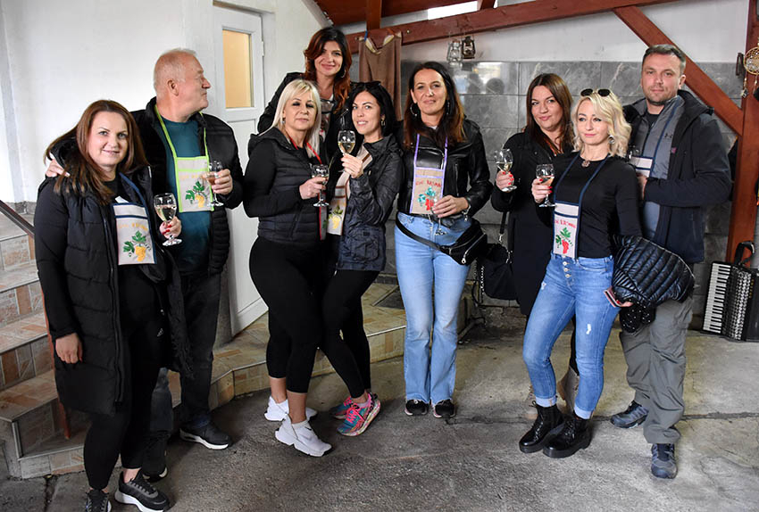 Martinjski kumovi obitelji Krsnik iz Kutjeva Iva iz Boke Kotorske i Petar iz Bačke Palanke