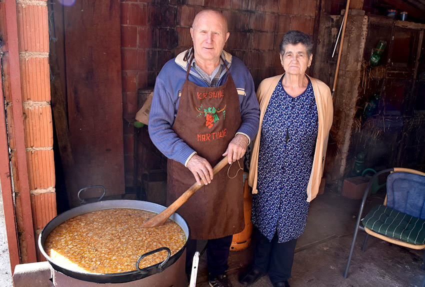 Martinjski kumovi obitelji Krsnik iz Kutjeva Iva iz Boke Kotorske i Petar iz Bačke Palanke