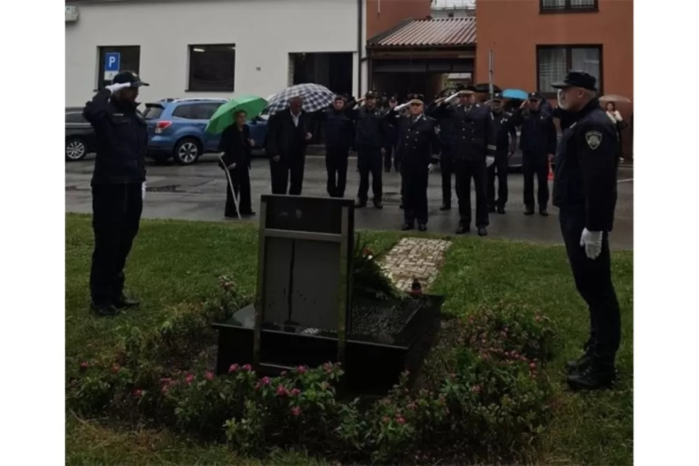 (FOTOGALERIJA) Dostojanstveno obilježen Dan policije u Brodsko-posavskoj županiji: Pijetet, zahvalnost i predanost službi