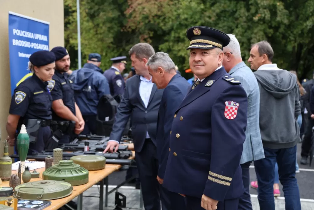 (FOTOGALERIJA) Dostojanstveno obilježen Dan policije u Brodsko-posavskoj županiji: Pijetet, zahvalnost i predanost službi