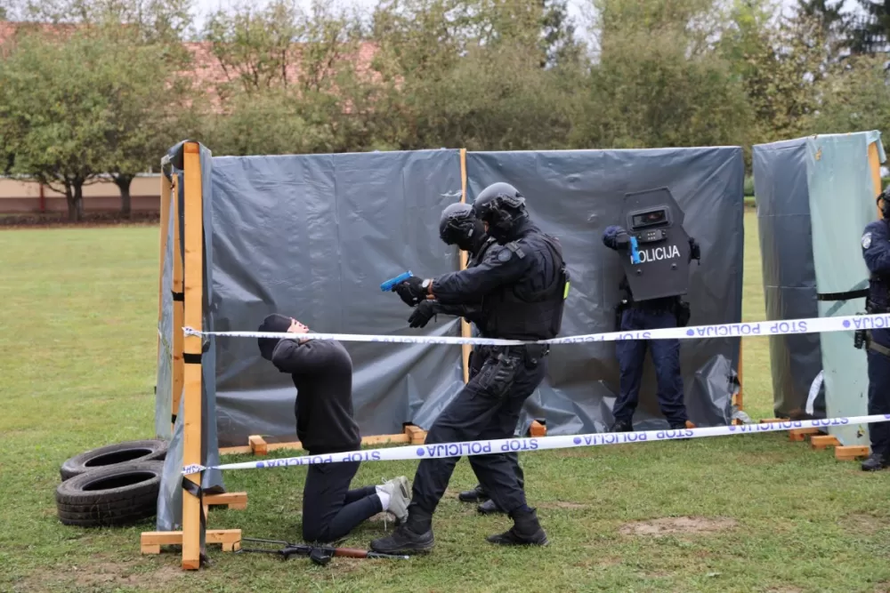 (FOTOGALERIJA) Dostojanstveno obilježen Dan policije u Brodsko-posavskoj županiji: Pijetet, zahvalnost i predanost službi