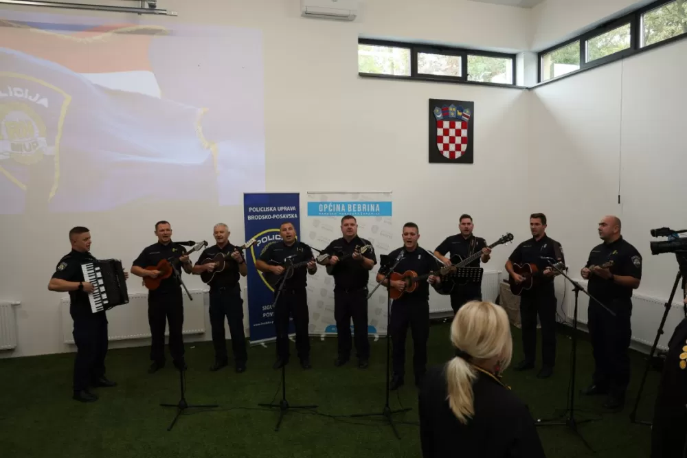 (FOTOGALERIJA) Dostojanstveno obilježen Dan policije u Brodsko-posavskoj županiji: Pijetet, zahvalnost i predanost službi
