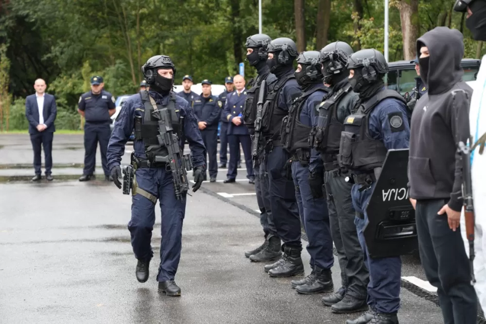 (FOTOGALERIJA) Dostojanstveno obilježen Dan policije u Brodsko-posavskoj županiji: Pijetet, zahvalnost i predanost službi