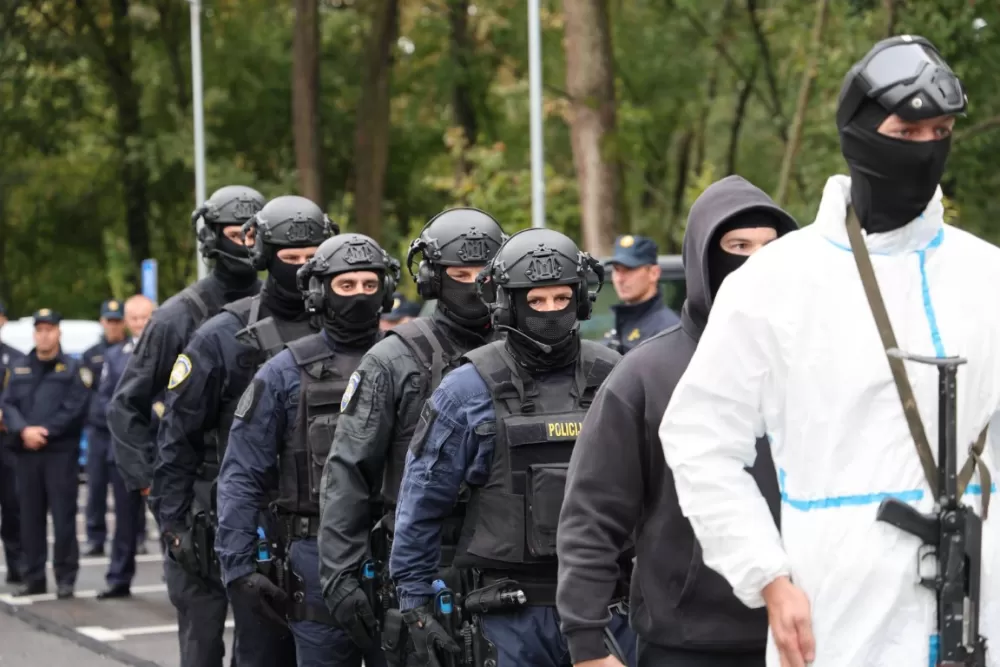 (FOTOGALERIJA) Dostojanstveno obilježen Dan policije u Brodsko-posavskoj županiji: Pijetet, zahvalnost i predanost službi