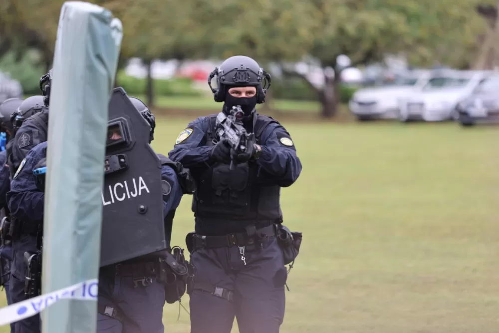 (FOTOGALERIJA) Dostojanstveno obilježen Dan policije u Brodsko-posavskoj županiji: Pijetet, zahvalnost i predanost službi