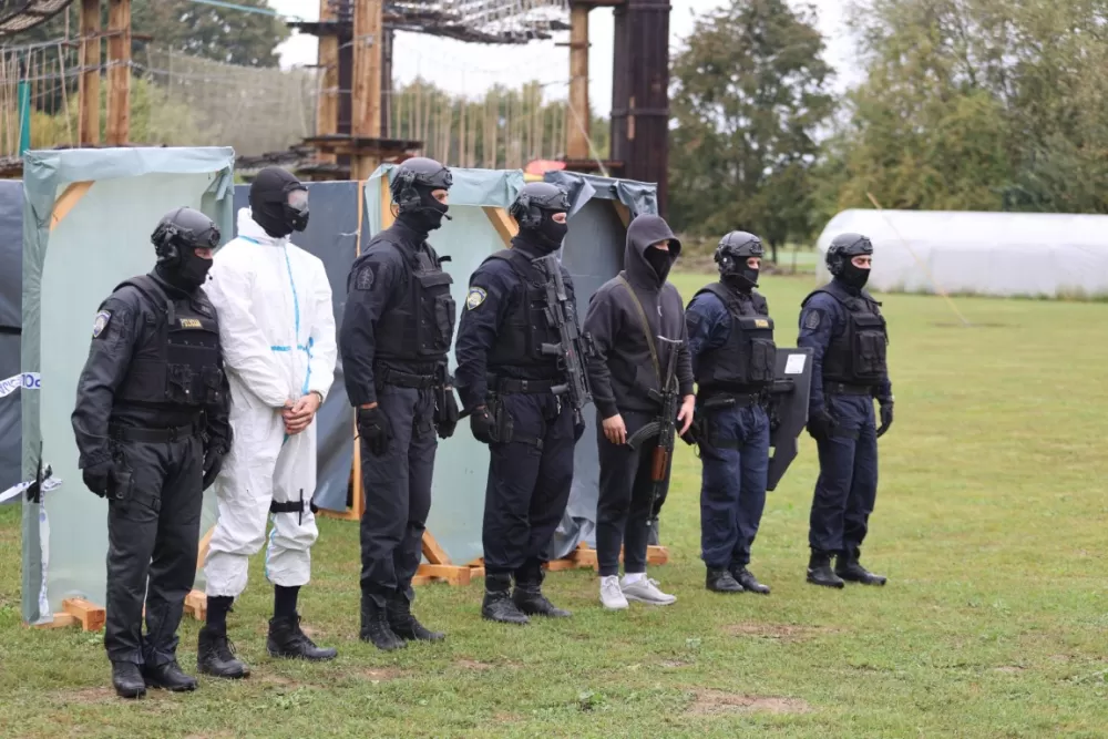 (FOTOGALERIJA) Dostojanstveno obilježen Dan policije u Brodsko-posavskoj županiji: Pijetet, zahvalnost i predanost službi