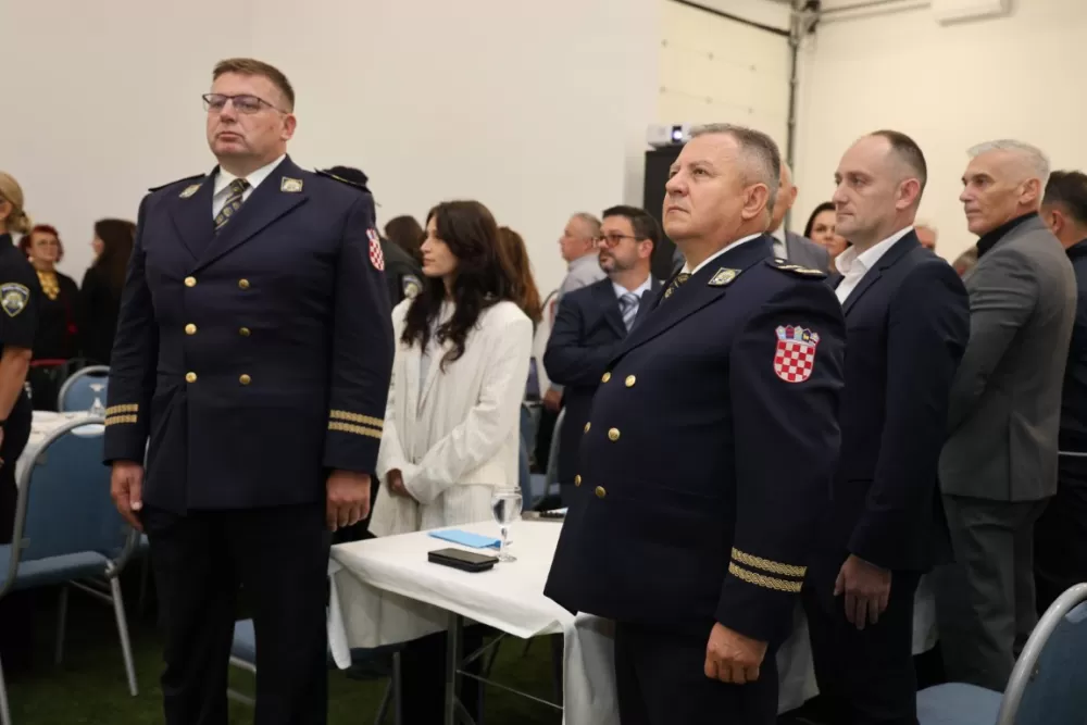 (FOTOGALERIJA) Dostojanstveno obilježen Dan policije u Brodsko-posavskoj županiji: Pijetet, zahvalnost i predanost službi