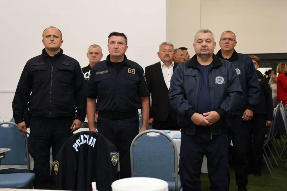 (FOTOGALERIJA) Dostojanstveno obilježen Dan policije u Brodsko-posavskoj županiji: Pijetet, zahvalnost i predanost službi