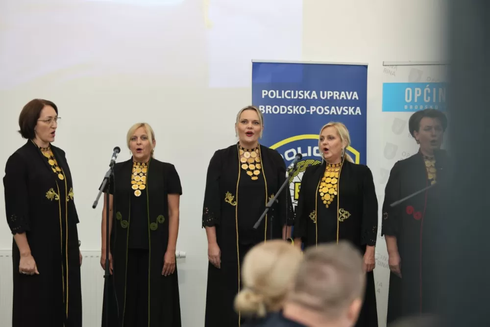 (FOTOGALERIJA) Dostojanstveno obilježen Dan policije u Brodsko-posavskoj županiji: Pijetet, zahvalnost i predanost službi