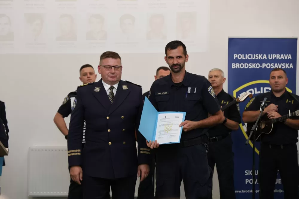(FOTOGALERIJA) Dostojanstveno obilježen Dan policije u Brodsko-posavskoj županiji: Pijetet, zahvalnost i predanost službi