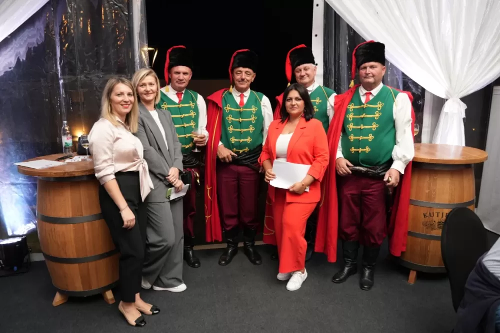 Velika fešta za kupce i poslovne partnere u vinogradima Kutjeva d.d.: Uprizoreno i kako se nekad ʼgaziloʼ grožđe